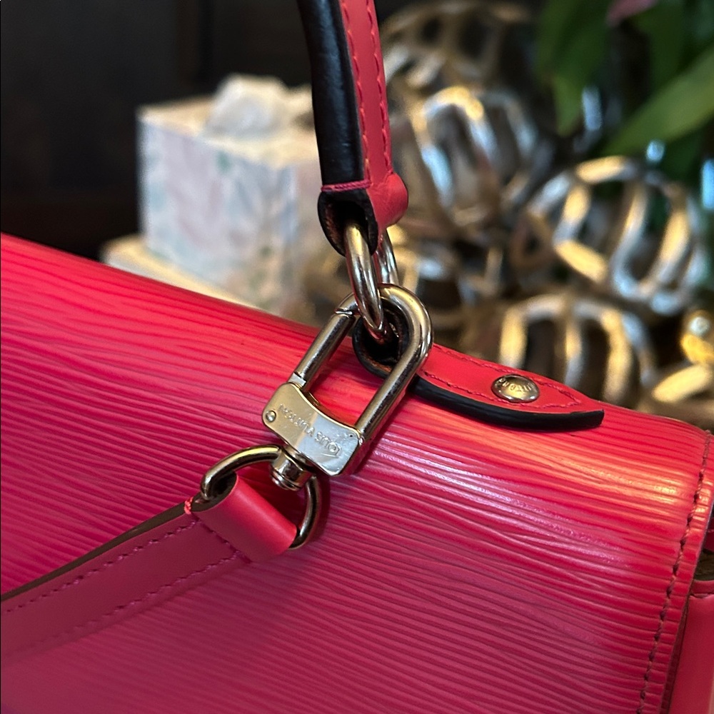 Louis Vuitton Epi Cluny MM Handbag - Picture 6 of 17